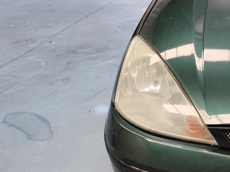 Faro amarillento restaurado antes y después
