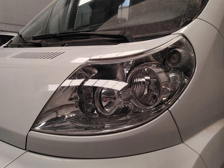 Restauración de faros de automóvil antes y después