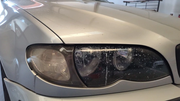 Antes y después de restauración de faro de coche