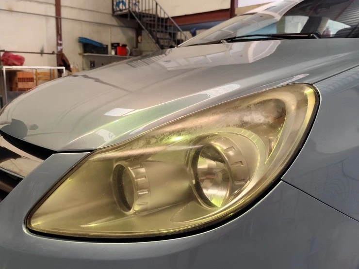 Faro de automóvil restaurado después del pulido