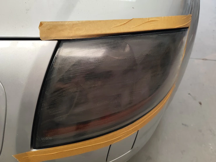 Restauración profesional de faro de automóvil