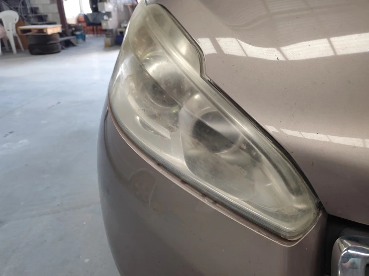 Restauración profesional de faro opaco antes y después